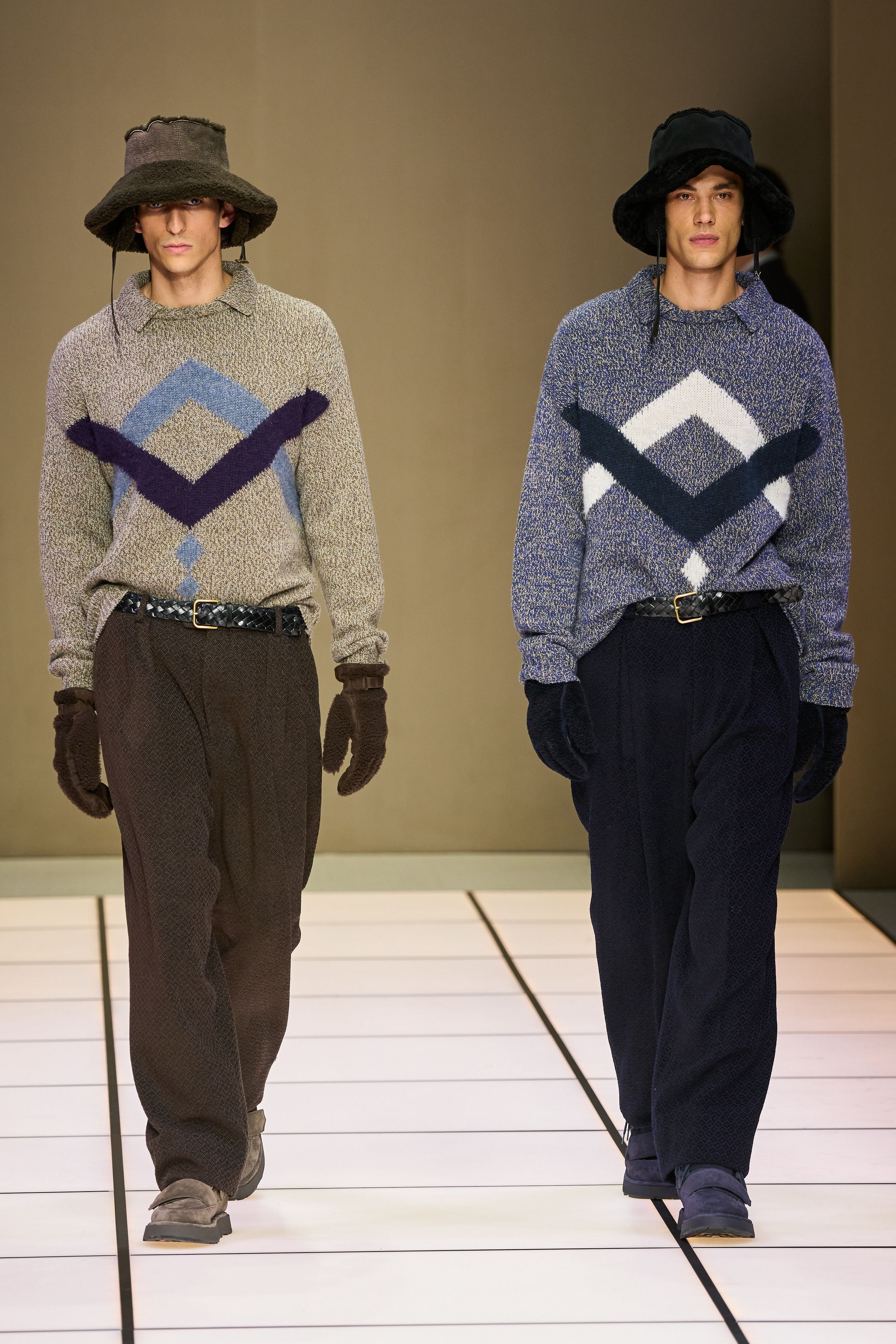 Giorgio Armani 26FW 男装回归品牌最本质的语言：流动、克制与永恒。柔软大衣、宽松长裤、针织与轻结构西装在灰、驼、米与墨绿中缓慢展开，强调身体与面料之间的自然关系。系列几乎不依赖任何戏剧化装饰，却通过比例、步伐与质感建立权威感，是对“真正优雅无需证明”的再次确认，也是一种对快节奏时尚的温和抵抗-顽石频道趋势研究